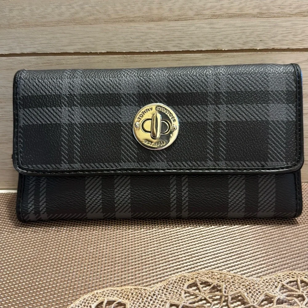 NWT Tommy Hilfiger black & gray textured plaid wallet